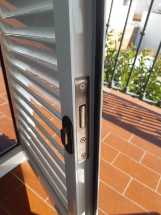 95.5cm de largo, 75 cm de ancho, con ceradura .