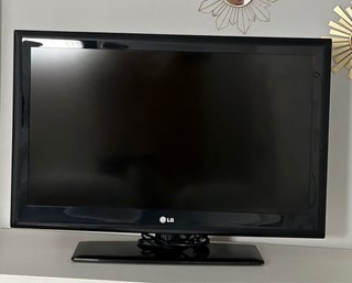 Televisor LG Negro modelo 32LE4500