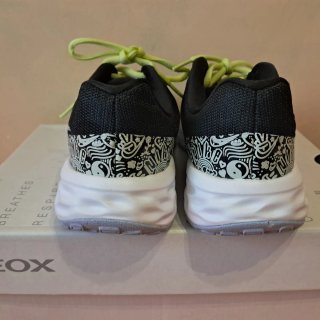 Zapatillas Nike Negras con Detalles Gráficos