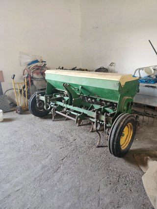 Sembradora agrícola verde