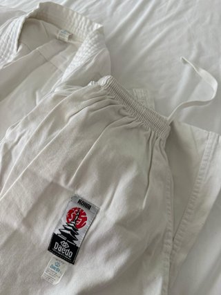 Traje de Judo Blanco y Cinturones Amarillos