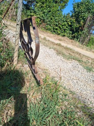 Pequeña verja de forja para ventana