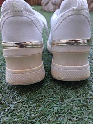 Scarpe bianche e oro