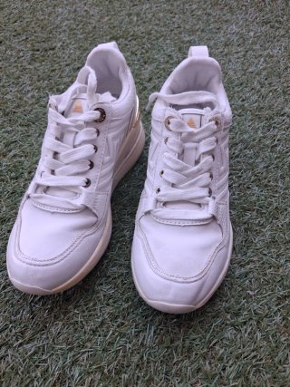 Scarpe bianche e oro