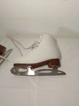 Skate su ghiaccio bianchi
