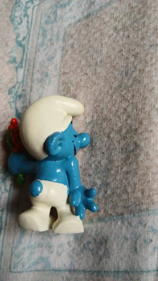 Puffo con fiori rossi