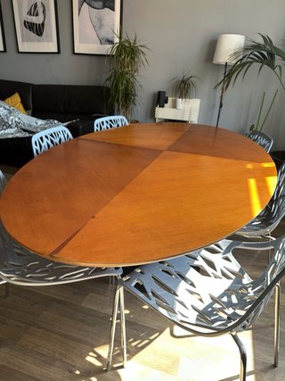Mesa ovalada de madera