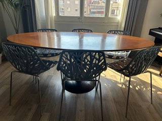 Mesa ovalada de madera