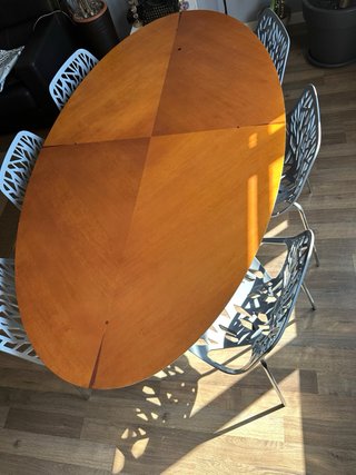 Mesa ovalada de madera