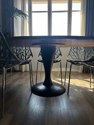 Mesa ovalada de madera