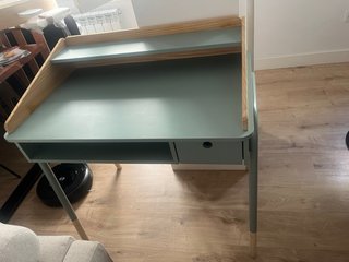 Escritorio infantil verde