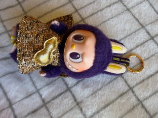 Labubu llavero morado con vestido brillante