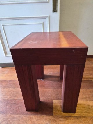Mesita de noche de madera maciza con cajón