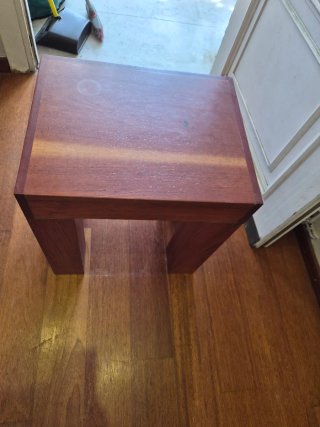 Mesita de noche de madera maciza con cajón