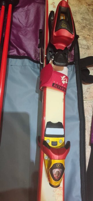 Esquís, bastones y bolsa de transporte