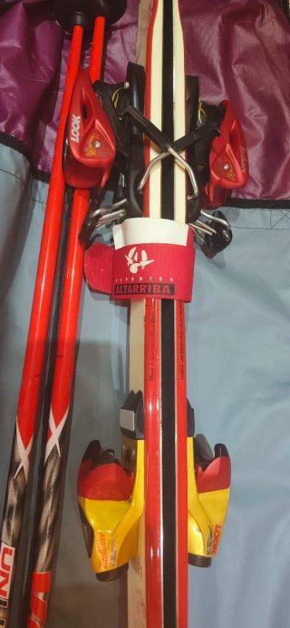 Esquís, bastones y bolsa de transporte