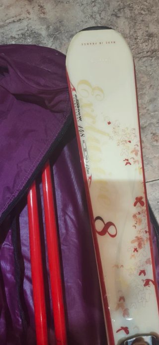 Esquís, bastones y bolsa de transporte