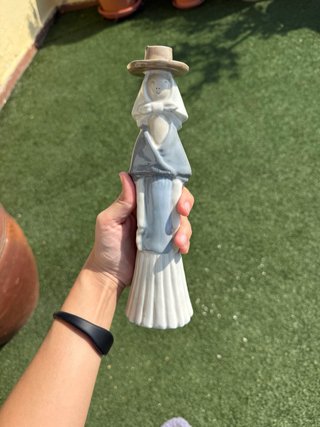 Figura porcelana mujer con sombrero