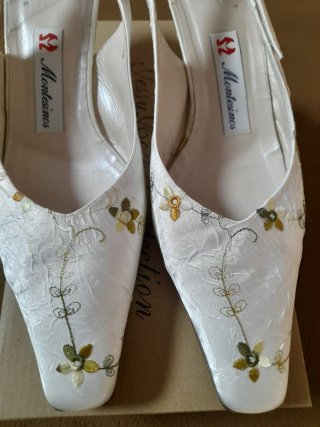 Zapatos con tacón para eventos. Montesinos blancos