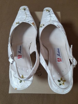 Zapatos con tacón para eventos. Montesinos blancos