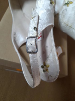 Zapatos con tacón para eventos. Montesinos blancos