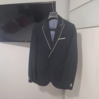 Chaqueta azul con ribete blanco