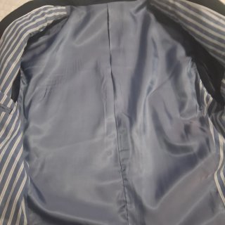 Chaqueta azul con ribete blanco