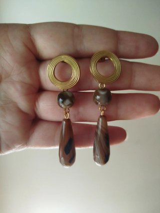 Pendientes largos dorados y marrones