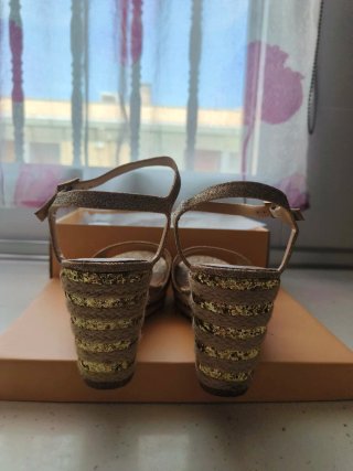 Sandalias cuña doradas
