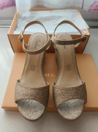 Sandalias cuña doradas