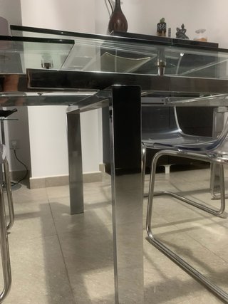 mesa y sillas de comedor cristal y acero cromado