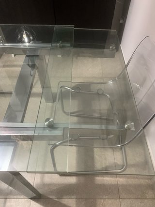 mesa y sillas de comedor cristal y acero cromado