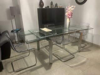 mesa y sillas de comedor cristal y acero cromado