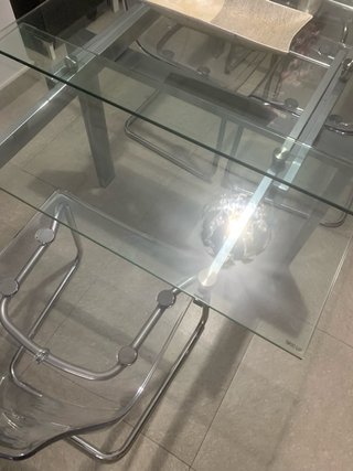 mesa y sillas de comedor cristal y acero cromado