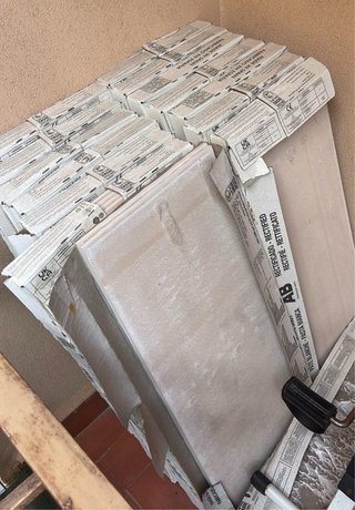 Azulejos de pared con relieve y lisos