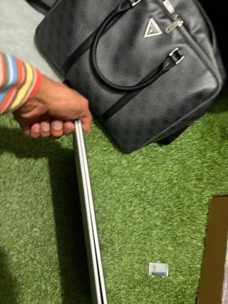 Bolso Guess y portátil HP