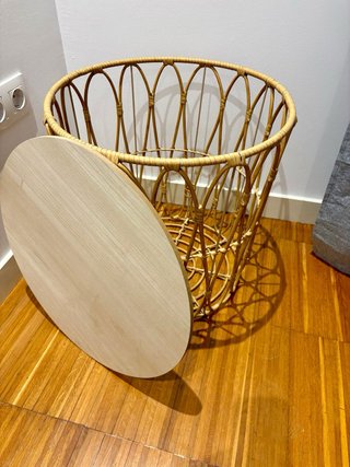 Mesita auxiliar de ratán y madera