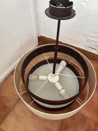 Lámpara de mesa beige y marrón