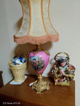 Lámpara antigua rosa con escena pintada