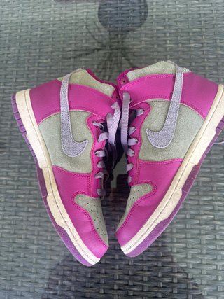 Zapatillas Nike Dunk High grises y rosas