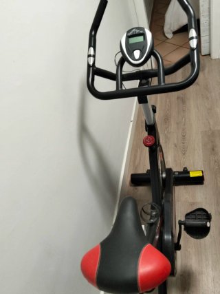Bicicleta Estática Deportiva Negra y Roja