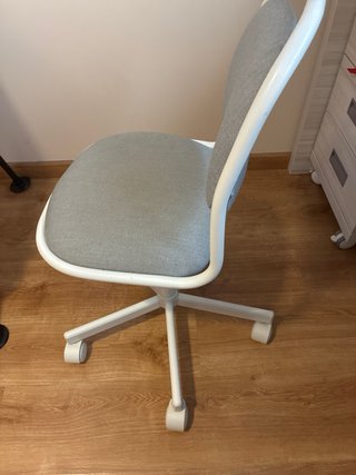 Silla IKEA ÖRFJÄLL gris y blanca