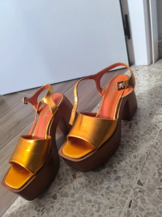 Sandalias naranjas con plataforma