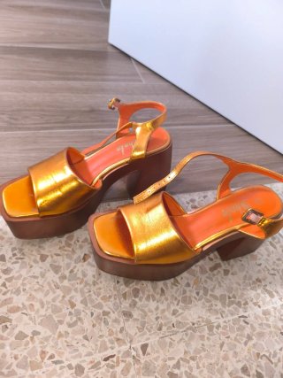 Sandalias naranjas con plataforma