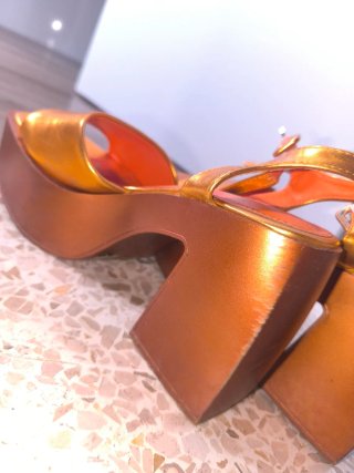 Sandalias naranjas con plataforma
