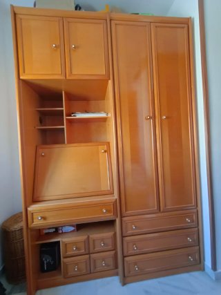 Armario y escritorio de madera. URGE VENDER.