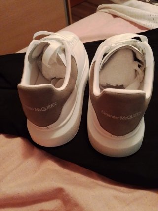 Zapatillas blancas y grises