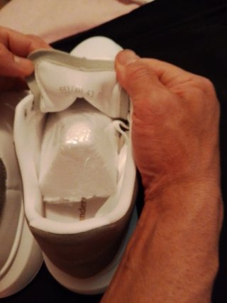 Zapatillas blancas y grises