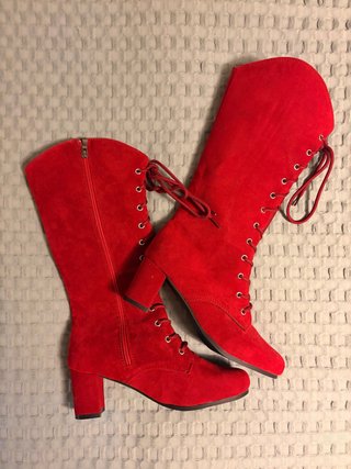 Botas rojas de tacón con cordones