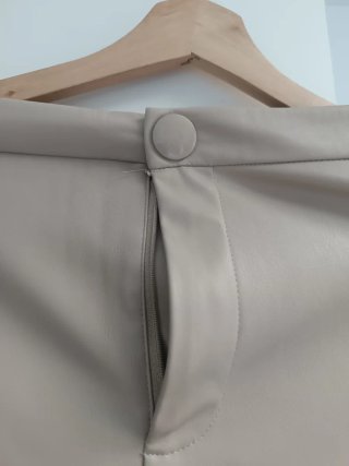 Pantalón Zara efecto piel beige